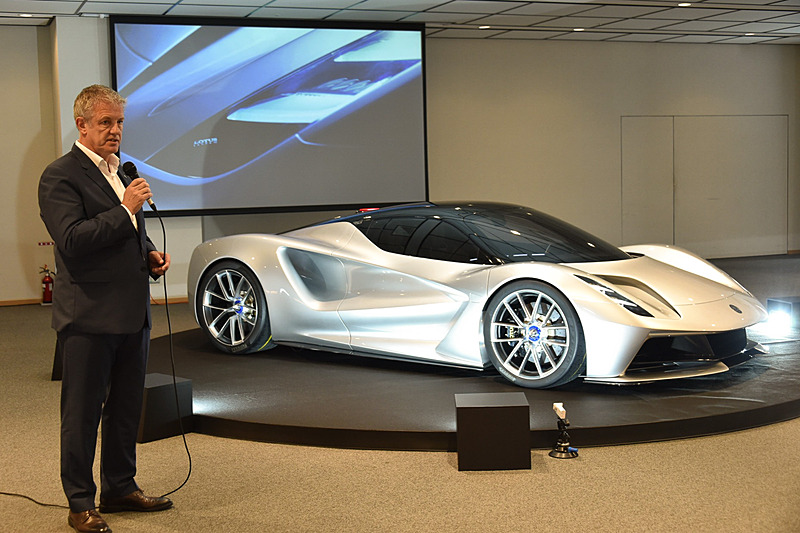 エヴァイヤの概要を紹介するダーウィン氏