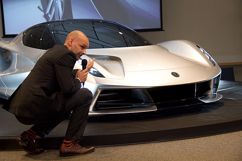 ハット氏は車両の各部を示しながらデザインについて解説