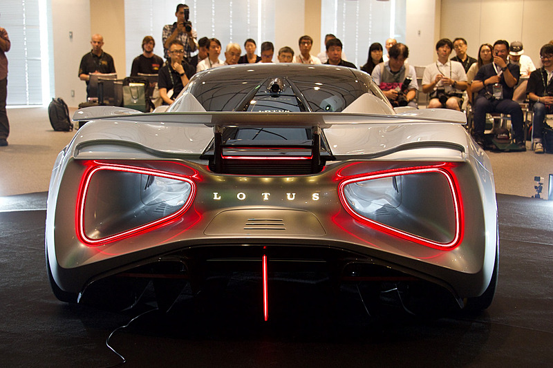 ジェット戦闘機のアフターバーナー（再燃焼装置）のような視覚効果を発揮する印象的なテールランプ