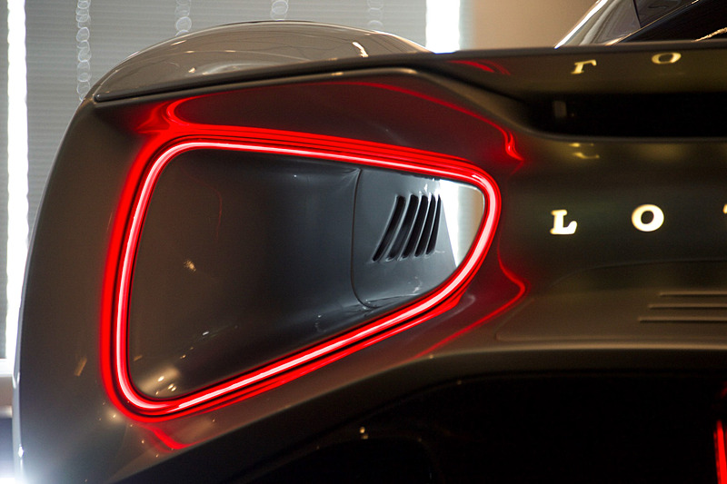 ジェット戦闘機のアフターバーナー（再燃焼装置）のような視覚効果を発揮する印象的なテールランプ