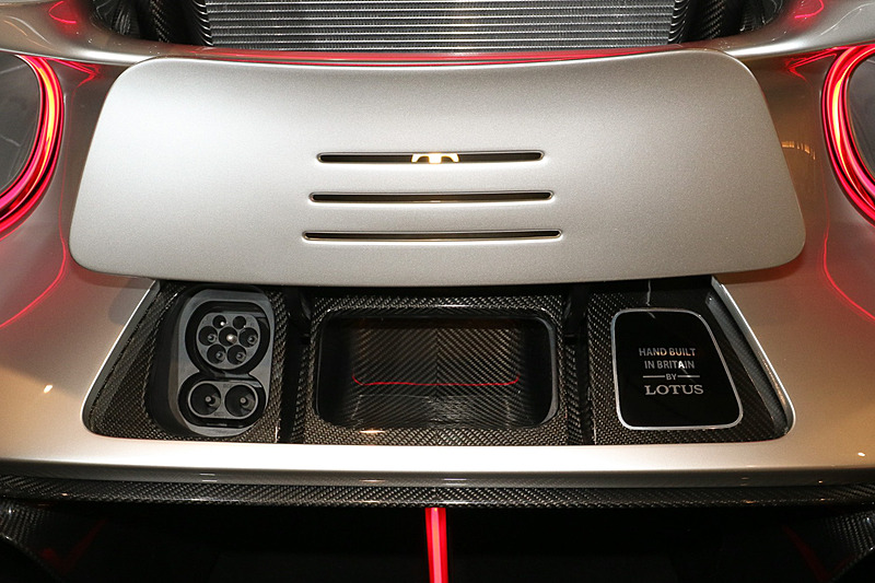 車両後方に「コンボ」仕様の急速充電ポートを設定