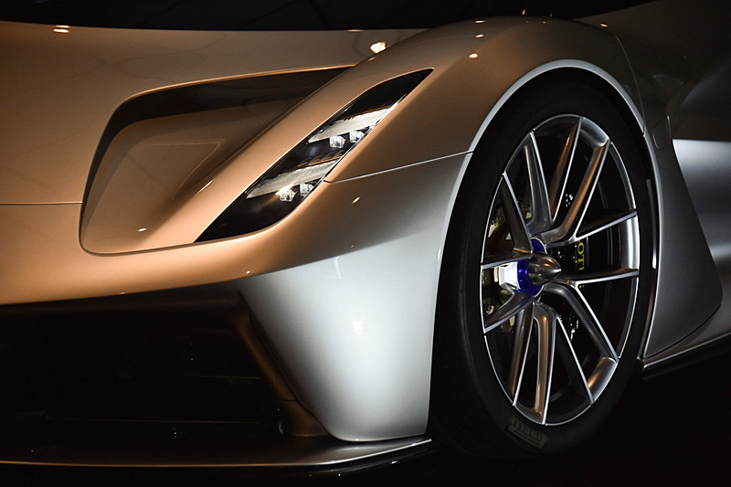 タイヤはピレリの「P ZERO」