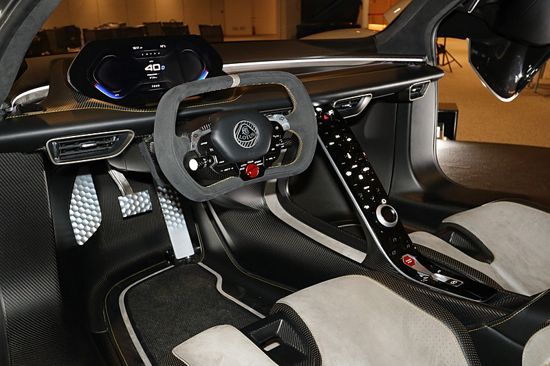 レースマシンを連想させる楕円形のステアリングを装備