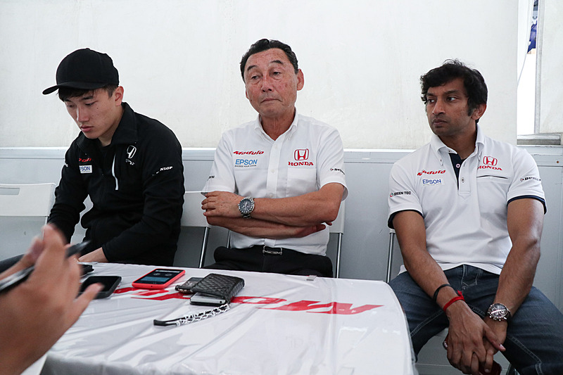 Modulo Nakajima Racingの牧野任祐選手（左）、中嶋悟総監督（中央）、ナレイン・カーティケヤン選手（右）