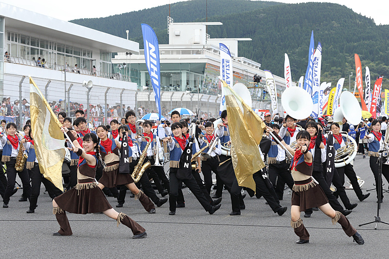 レース前のセレモニー。大分県日田市の藤蔭高等学校 吹奏楽部による演奏