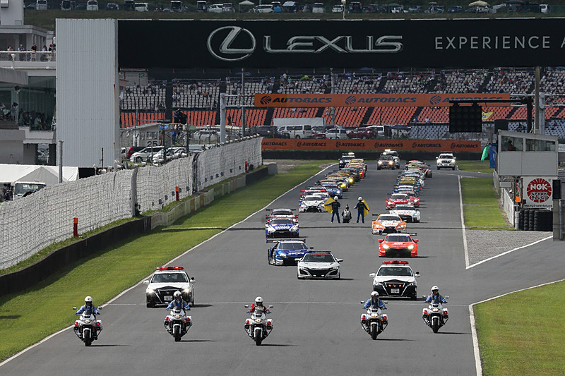 白バイ、パトカーが先導するパレードラップ