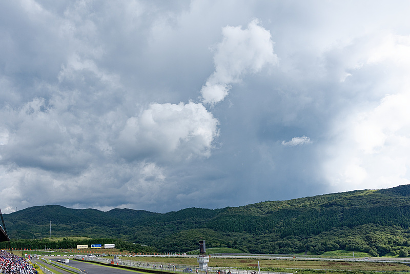 1コーナー方面に現れた巨大な雨雲
