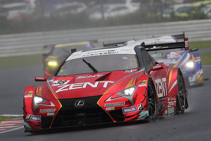 16号車にさえぎられる格好になり、リスタートで我慢を強いられた38号車 ZENT CERUMO LC500