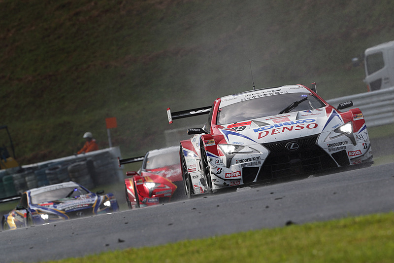 ウェット路面の中、トップをひた走る39号車