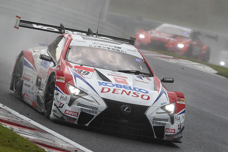 ウェット路面の中、トップをひた走る39号車