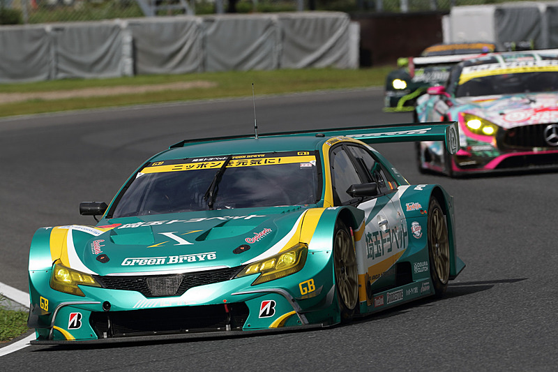 25号車をかわし、一時トップに立った52号車 埼玉トヨペット GB マーク X MC