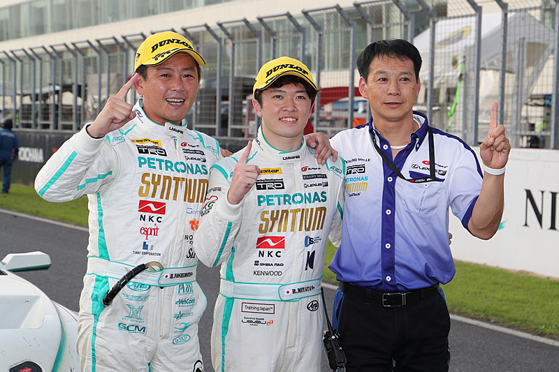 優勝した60号車 SYNTIUM LMcorsa RC F GT3の2人