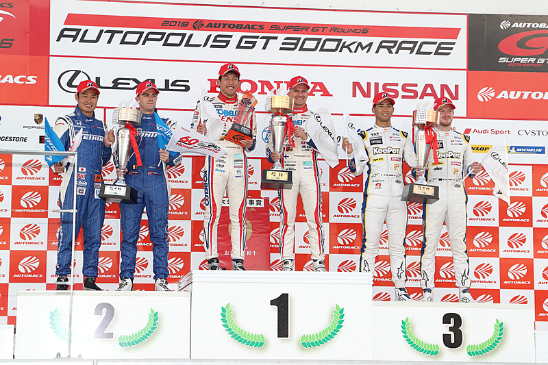GT500クラスの表彰台