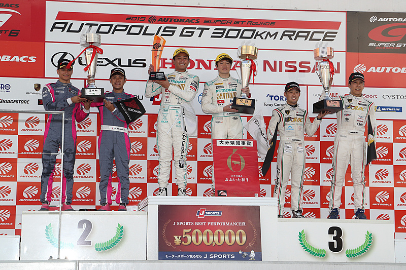 GT300クラスの表彰台