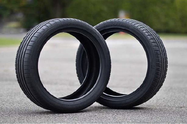 運動性能やタイヤライフを維持しながら、タイヤの軽量化や転がり抵抗を大幅に低減し、CO2排出量を削減できる新技術「Enliten（エンライトン）」を開発