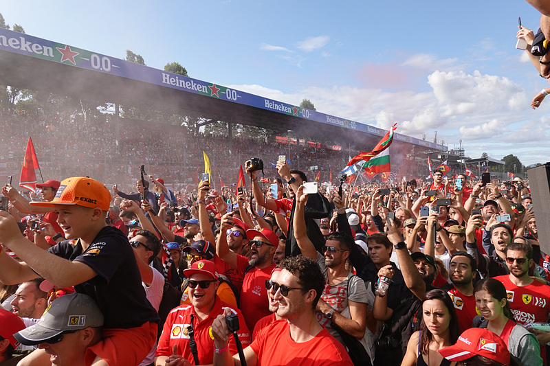 メインストレートを埋め尽くす観客。イタリア GPの熱狂を支える