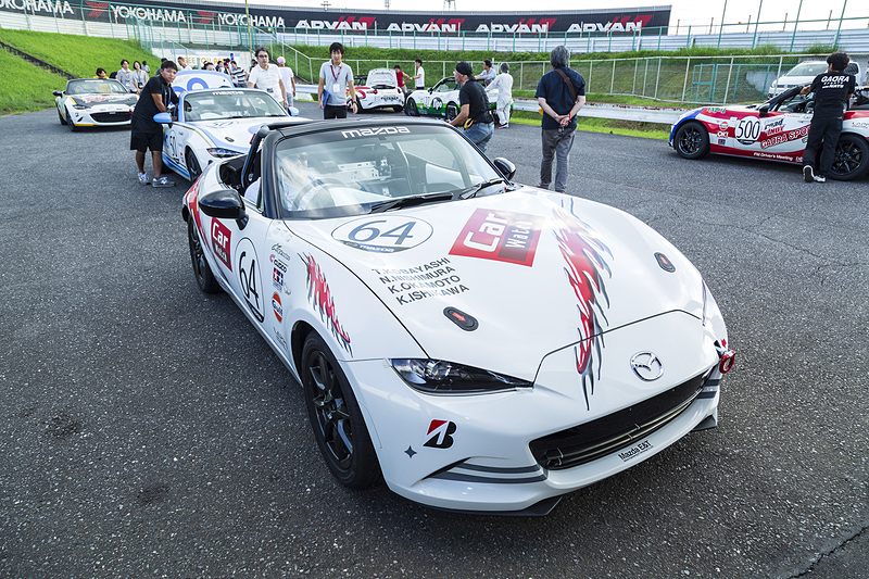 Car Watchチームのロードスターは64番