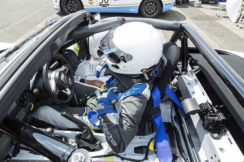 ロールバー、フルバケットシート、ハーネスも共通の装備