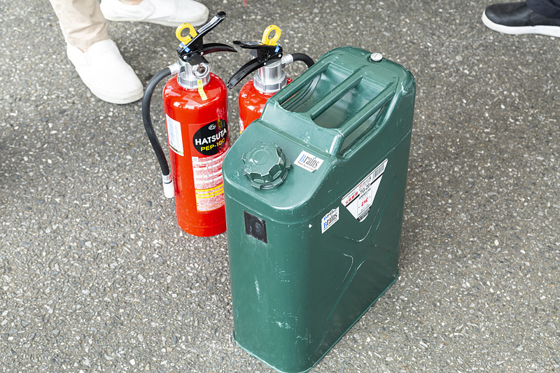 途中給油用の20Lのガソリン携行缶と、さらに消化器も装備