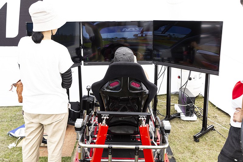 ブリヂストンはさらに、タイヤの展示やレースのシミュレーターを展示