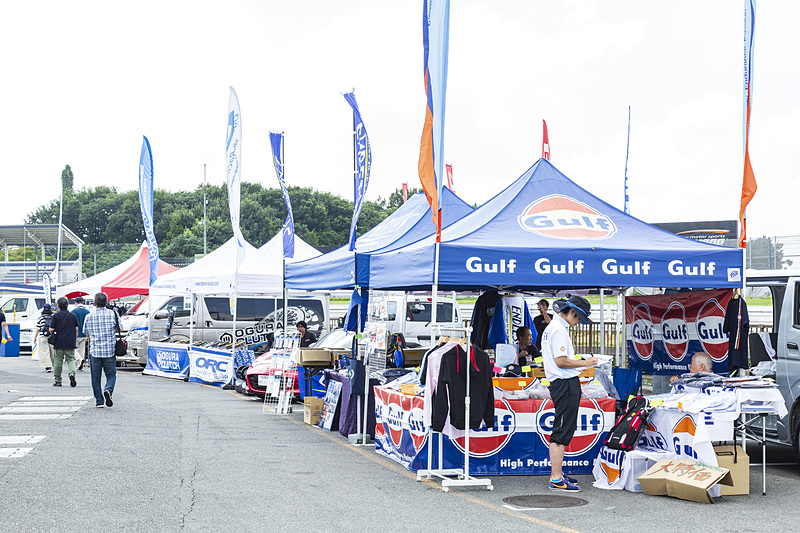 メーカー各社のブースが並ぶ