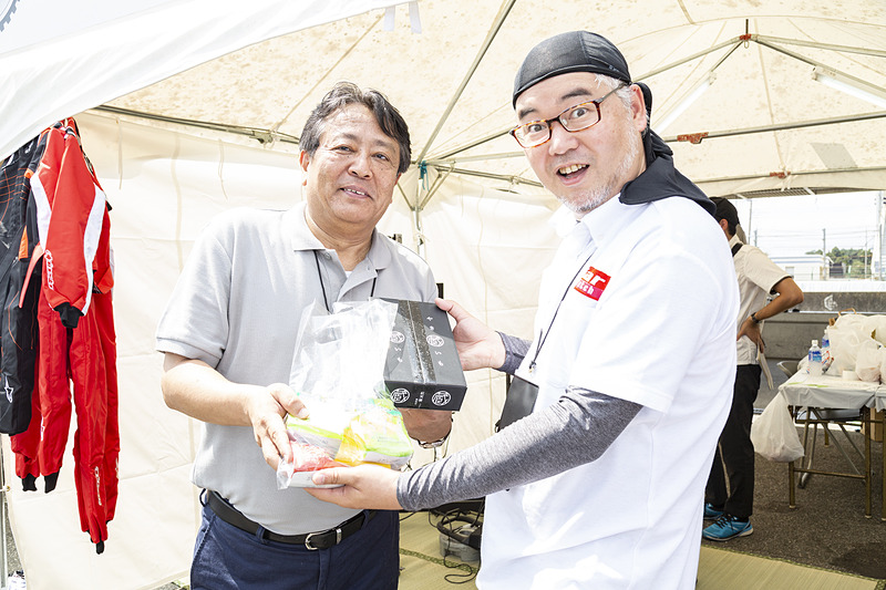 マツダの代表取締役社長兼CEO 丸本氏からの差し入れを受け取るチーム監督 瀬戸