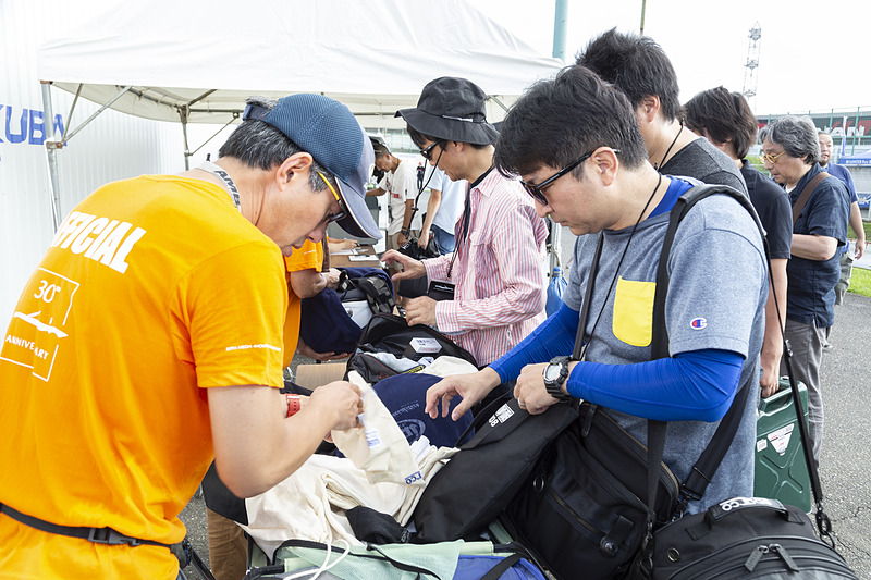 早朝から装備の確認と車検が行なわれる