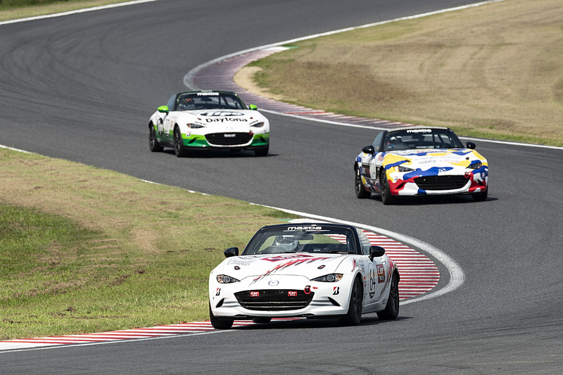 予選でタイムアタックするCar Watchのロードスター