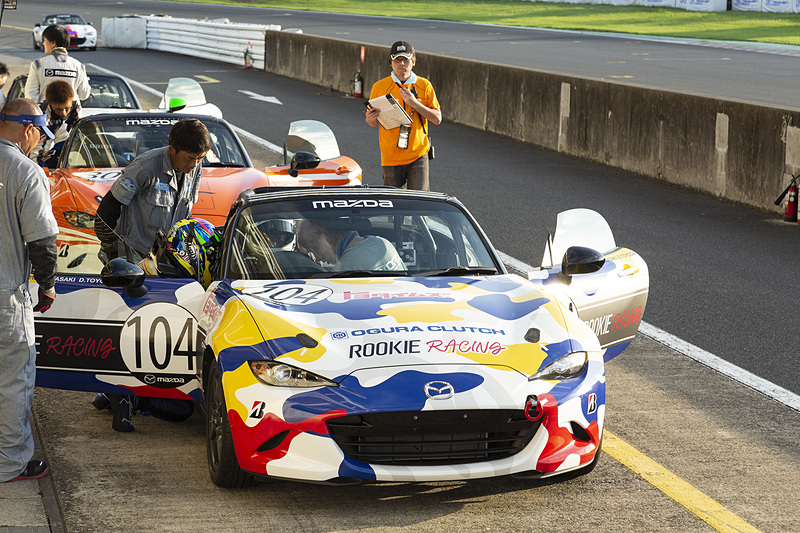 Car Watchチームの2つ隣のトヨタイムズもピットイン。ドライバーは豊田章男氏にスイッチ