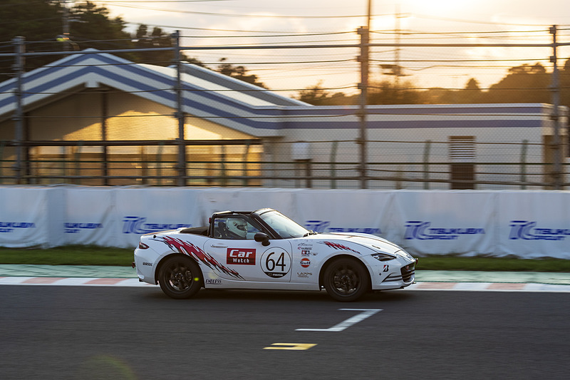 夕陽を横に走るロードスター