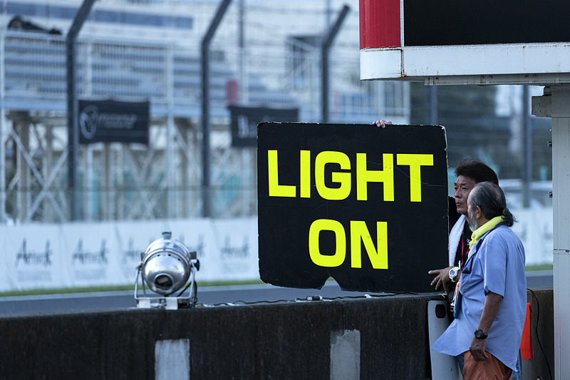 ライト点灯の指示が出る