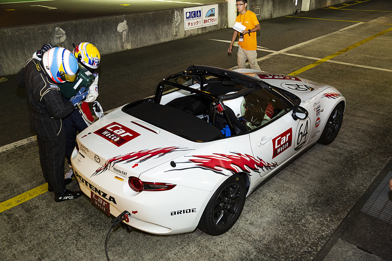 給油スタッフは重装備で、後ろには消化器が待ち構える