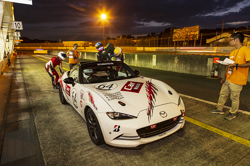 給油スタッフは重装備で、後ろには消化器が待ち構える