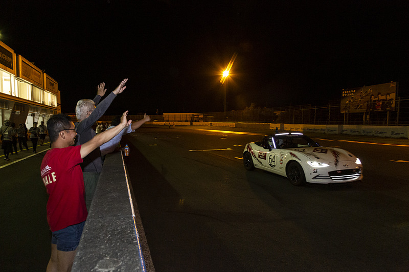 ホームストレートに戻るCar Watchロードスターを迎える