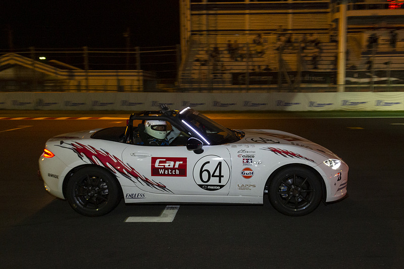 手を降る岡本氏