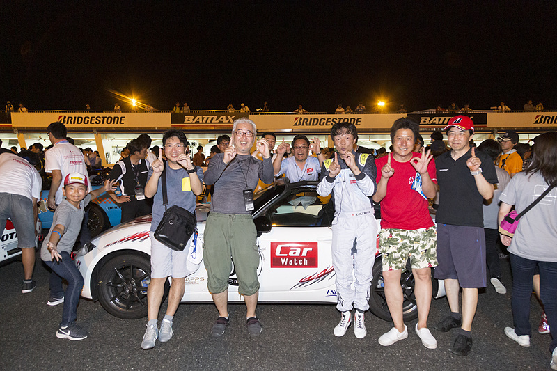 みんなで喜びの記念写真。この後に順位が繰り上がるとは知らずに、チェッカー時の10位を指で示している