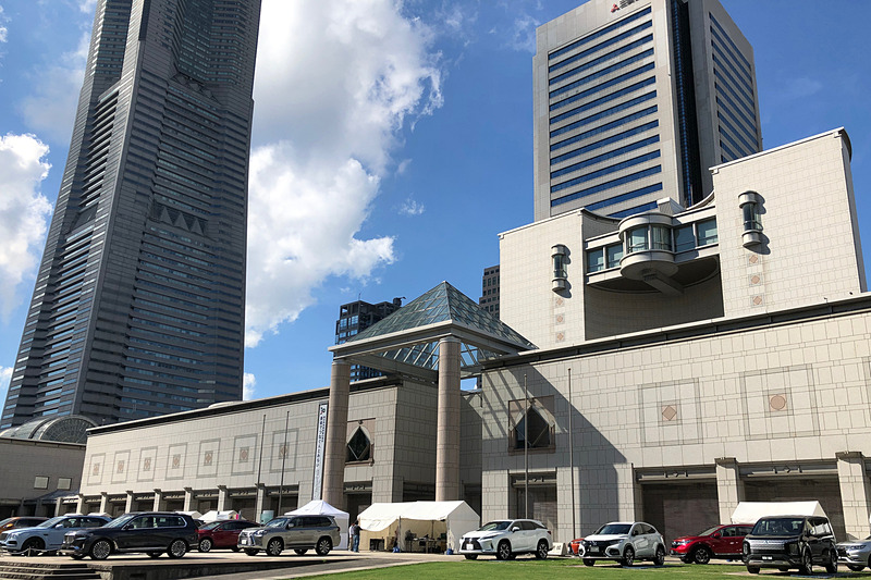 9月7日～8日に開催された「SUVフェア2019」で、横浜美術館に隣接するグランモール公園にズラリと並んだ36台のSUVは壮観のひと言。とっても暑い1日だったのですが、水遊びをするスペースがあったり、適度な木陰もあったりで、ファミリーを中心にたくさんの来場者で賑わいました