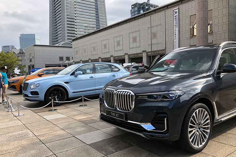 今回の目玉とも言えるのが、6月に発表されてようやく日本にも運ばれてきたという、BMWのフラグシップSUVとなる「X7」。BMWはSUVではなくSAV（スポーツ・アクティビティ・ビークル）と呼んでいますけどね。そして水色のボディカラーが気品溢れる隣のSUVはベントレー「ベンテイガ」。すでに12気筒モデルが販売されており、今回は追加されたばかりのV8モデルが出展されました。ドアが開くとスマートフォンを持った来場者たちがドド～ッと集まってきて、注目度の高さを感じましたよ～