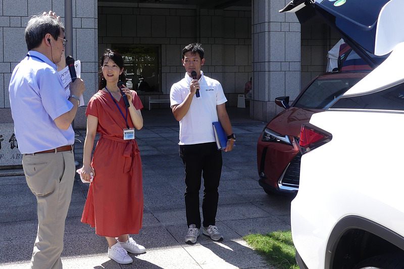 老舗自動車雑誌「モーターマガジン」編集局長の荒川雅之さんと、会場をくまなく歩きながら展示車両を紹介していく「ねり歩きトークショー」では、各ブランドの担当者さんを交えて熱くあつ～くSUVを語りまくりました。輸入車にも国産車にも通じる荒川さんはさすがの博識で、トークも盛り上がりまくって予定時間を40分もオーバーしちゃいました（笑）