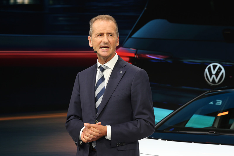 フォルクスワーゲン グループ CEO ヘルベルト・ディース氏（写真右）らが次世代EV「ID.3」について紹介