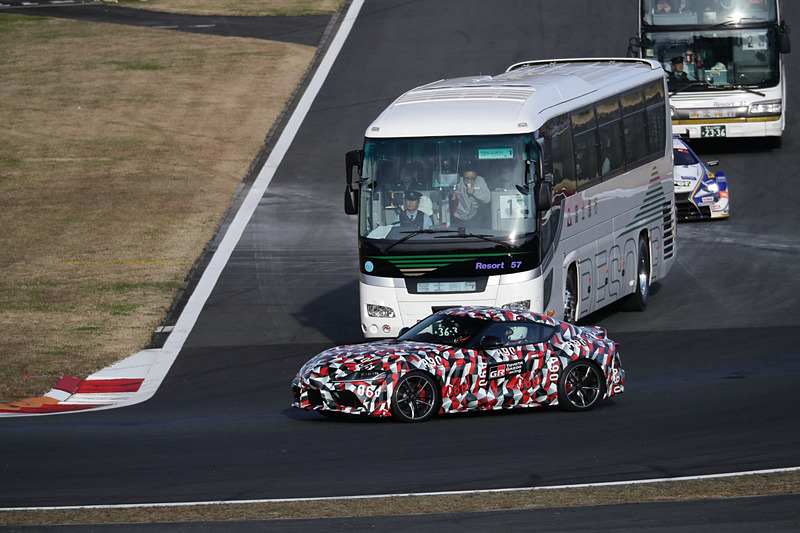 コースを走るレーシングカーをバスに乗って間近で見られるサーキットサファリ
