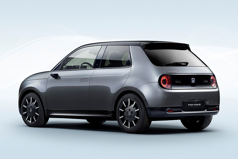 ガンメタリックのボディカラーも用意