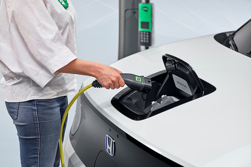 車両前方の車内から見える位置に充電ポートを設定