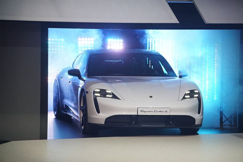 独ポルシェAGが初のEV「タイカン」を公開