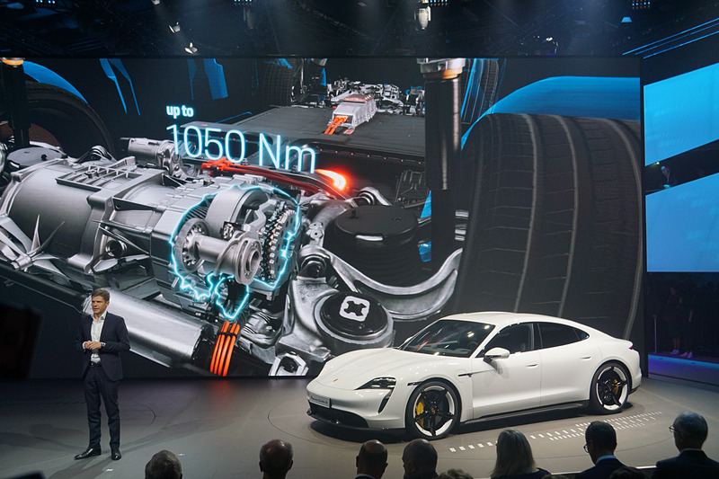 会場ではプレゼンテーションが行なわれた