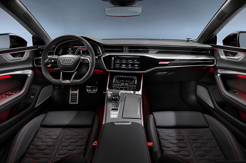 新型RS 7 スポーツバックのインテリア。フルデジタルメーターの「アウディバーチャルコックピット」を専用RSディスプレイとして装着し、ブラックパールナッパレザーを表皮に使用する「RSスポーツシート」を標準装備