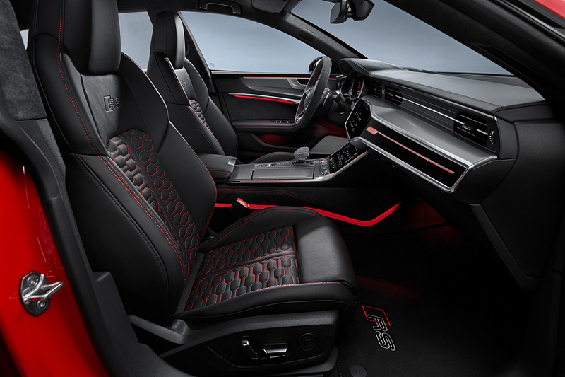 新型RS 7 スポーツバックのインテリア。フルデジタルメーターの「アウディバーチャルコックピット」を専用RSディスプレイとして装着し、ブラックパールナッパレザーを表皮に使用する「RSスポーツシート」を標準装備