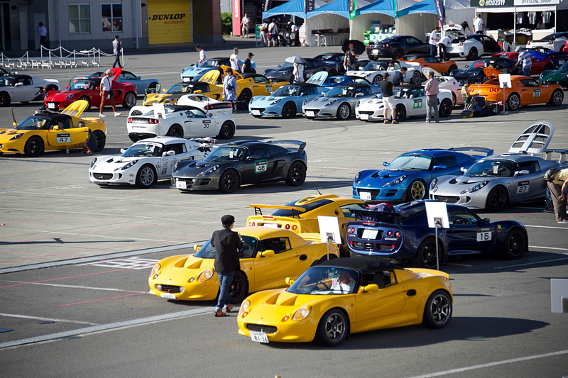 駐車スペースに並ぶクルマも展示車状態