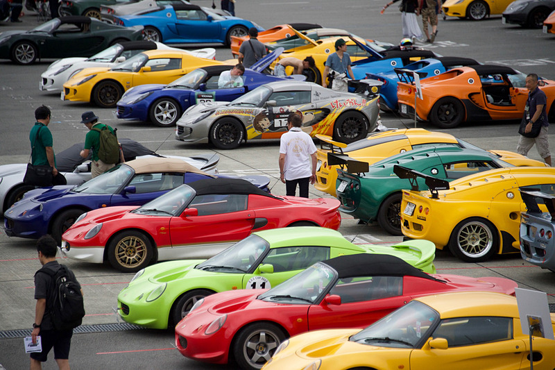 駐車スペースに並ぶクルマも展示車状態