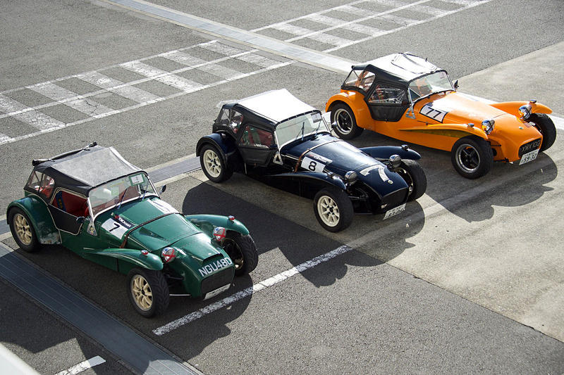 駐車スペースに並ぶクルマも展示車状態